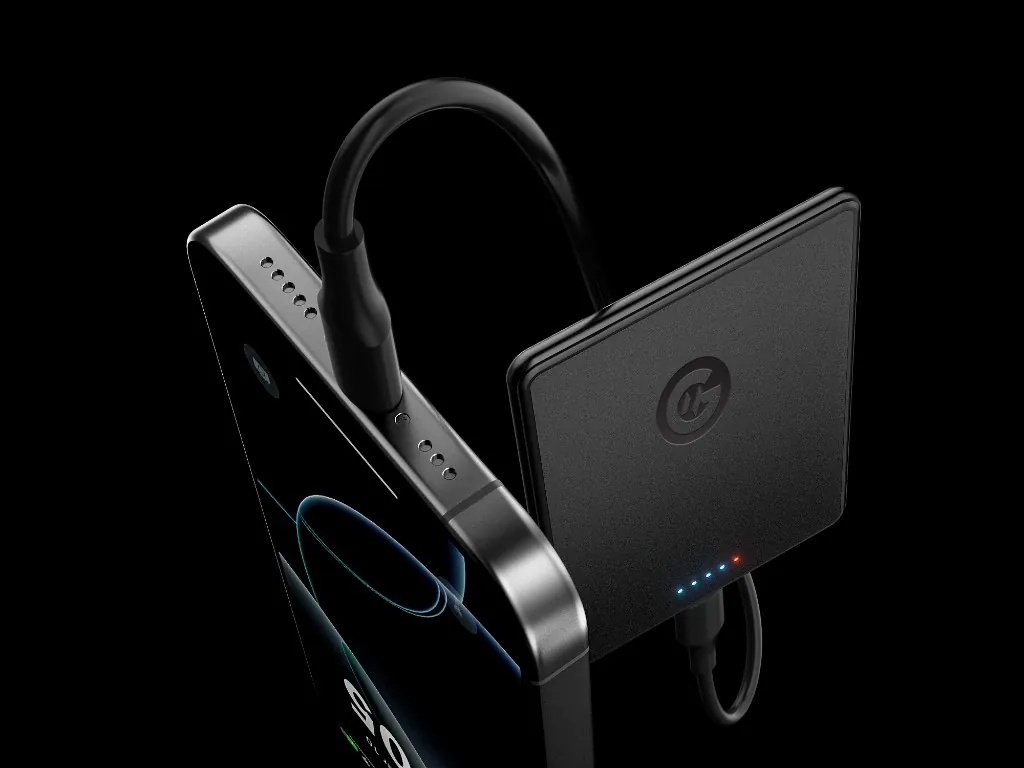 MagFusion Air charging a smartphone